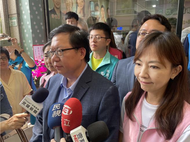 行政院副院长郑文灿18日出席立委郭昱晴桃园办事处的开幕茶会。（姜霏摄）