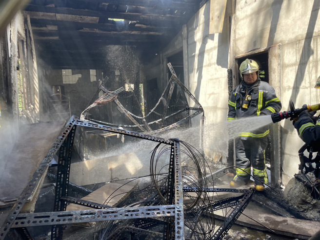 新北市林口區忠福路一處農舍18日下午傳出火警。( 葉庭欣/翻攝 ) 