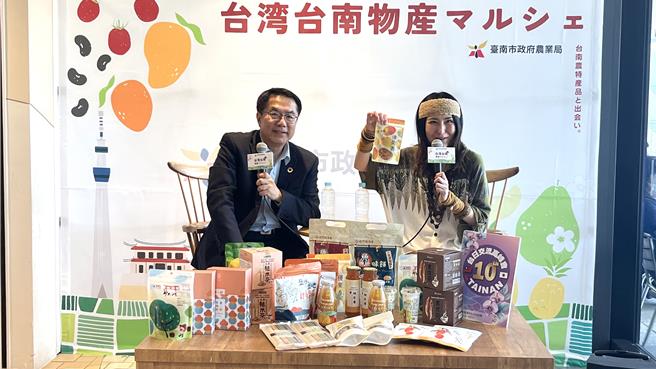 台南市政府农业局18日到日本东京晴空塔商场推广农渔特产，市长黄伟哲（左）邀请在台湾活跃的日本大胃女王安琪拉佐藤（右）站台一同行销。（台南市政府提供／张毓翎台南传真）