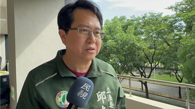 立法院朝野昨爆发严重衝突，其中民进党立委邱志伟脑震盪送医。他今（18）日抱病回高雄参加公开活动。（柯宗纬摄）