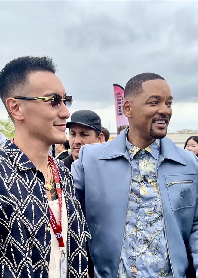 王陽明（左）與威爾史密斯於《絕地戰警：生死與共》活動合影。（圖／索尼影業提供）