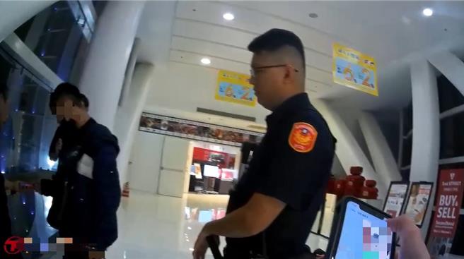 高雄19歲男子在百貨提款許久引起關注，警方到場逮人，發現該男子僅收3千元報酬就鋌而走險讓警方搖頭。（警方提供／任義宇高雄傳真）