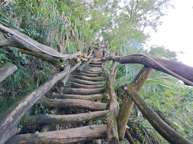 受去年底連日豪大雨影響，台中市大坑2、6及8號共3條登山步道，分別出現部分邊坡土石崩落及欄杆設施受損情況。（台中市府提供）