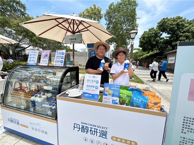 2025年外国乳品叩关零关税，屏东县是全台第2大酪农产区，不少酪农户忧心受衝击，为此，县政府除辅导转型外，18日还首办「屏东牛乳嘉年华」，积极行销在地鲜奶，全力挺酪农。（谢佳潾摄）