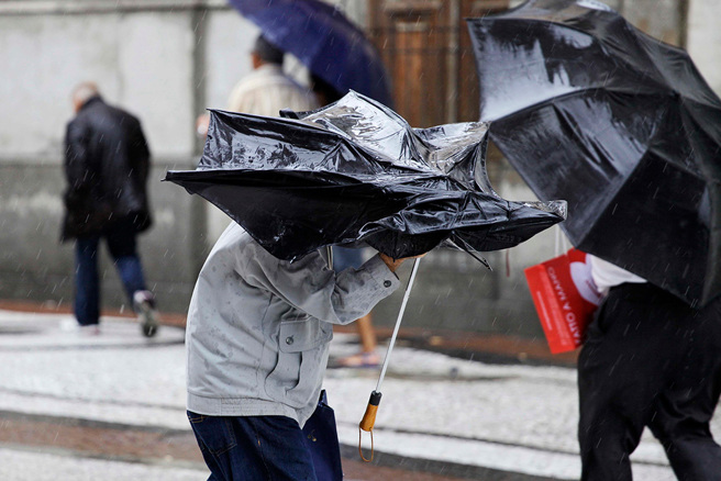 河南有2名男子不顧強風，硬是要在戶外用餐，結果最後連人帶桌慘被掀翻。(圖:shutterstock/達志)