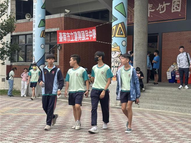 台南一中考场的考生考完国文科后，神情轻松不少。（曹婷婷摄）