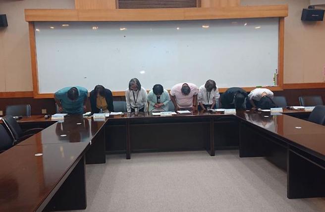 台灣文學館長林巾力（左四）18日率館內一級主管，針對阿龍圖像抄襲案向大陸繪師與社會大眾鞠躬道歉。（程炳璋攝）