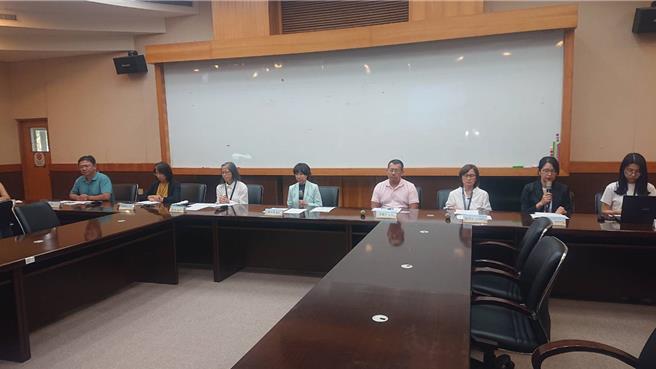 台灣文學館長林巾力（右武）18日率館內一級主管，針對阿龍圖像抄襲案向大陸創作者「童年Nora」道歉，並表示將負起該負的責任。（程炳璋攝）