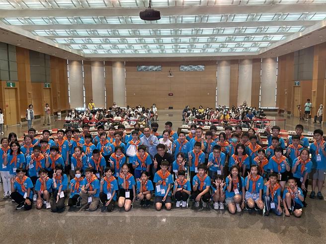 侯友宜期许同学在日常生活中以身作则，发挥影响力。（高钧麟摄）