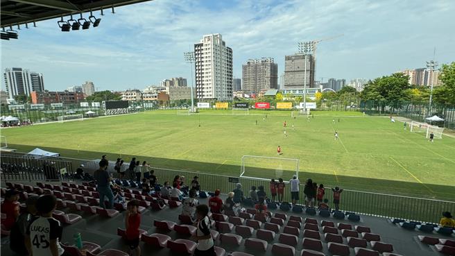 高雄市立楠梓足球场为柏文健康事业营运，推动西班牙足球甲级联赛足球学校，为足球发展的重要场馆，也是木兰联赛高雄先锋足球队的主场。（柯宗纬摄）