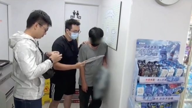 歐姓士院法官遭潘男鎖車，恐嚇意味濃厚。（圖／翻攝畫面）