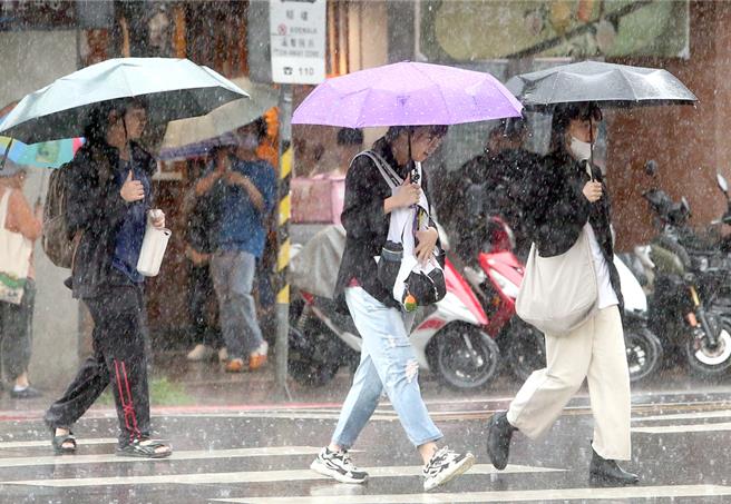中央氣象署表示，下周鋒面影響，下周二至周五全台有雨。（本報資料照片）