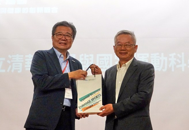 清大副校长吕平江(左)与国家运科中心董事长吴诚文。(国家运科中心提供)