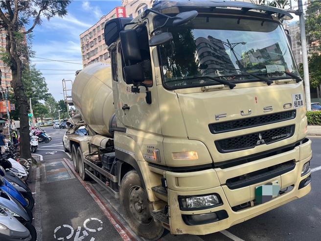 吴姓男子日前驾驶预拌混凝土车行经土城区金城与千岁路口，左转时未礼让走在行人穿越道的张姓男子，不慎将张撞倒。（土城警分局提供）