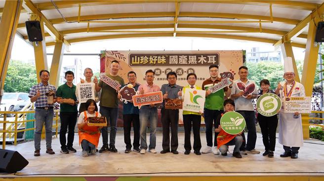 农粮署主任秘书陈启荣（右六）到现场鼓励黑木耳农友们。图／农业部提供