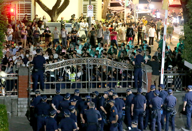 立法院會17日表決國會改革相關法案，立院外的青島東路上聚集大批民眾關心表決進度。（資料照片/趙雙傑攝）