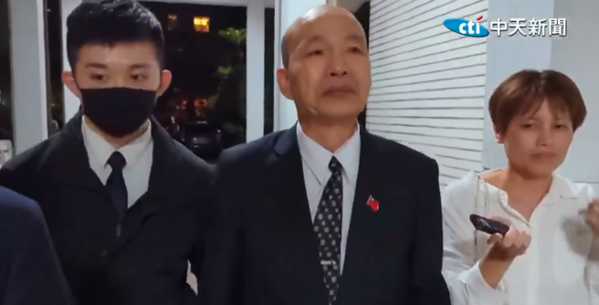 立法院17日上演表決大戰，立法院長韓國瑜（圖）在連續主持院會、黨團協商15小時後，24時宣布休息，面露疲憊離開議場。（翻攝自中天新聞）