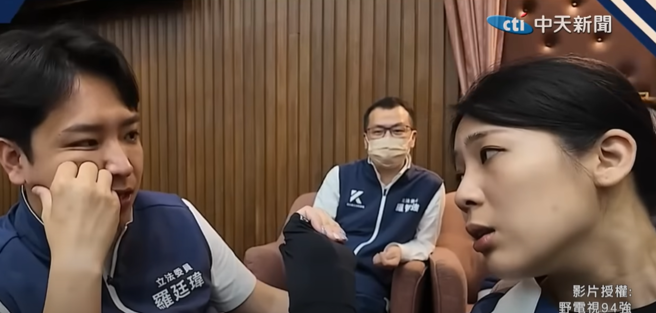 國民黨立委徐巧芯（右一）還原議場推擠表示，國民黨提早兩天來議場排隊，民進黨一來就想插隊。左一為羅廷瑋，中後為羅智強。（取自中天，「野電視94強」授權）