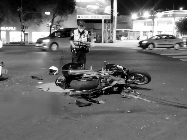 北投红牌重机与机车发生擦撞，现场留下「长条血迹」，2人昏迷1人擦挫伤送医救治。（图／翻摄画面）