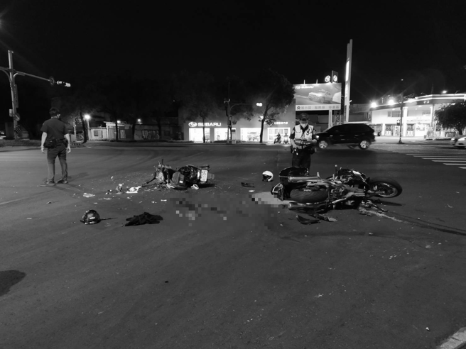 北投红牌重机与机车发生擦撞，现场留下「长条血迹」，2人昏迷1人擦挫伤送医救治。（图／翻摄画面）