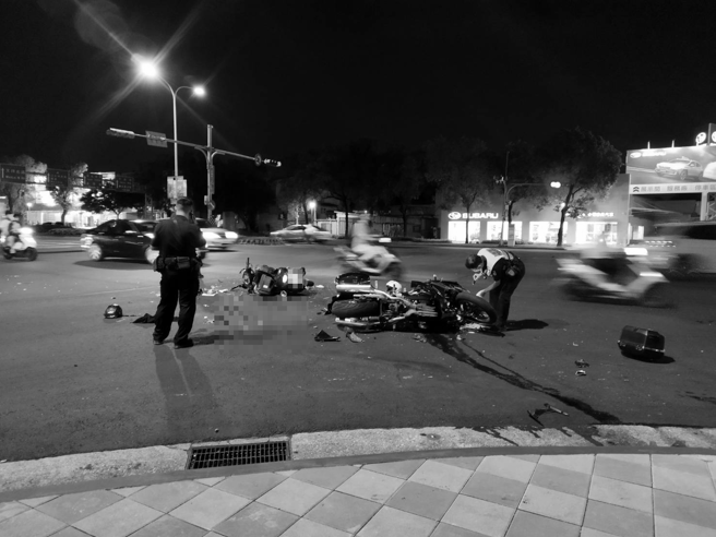 北投红牌重机与机车发生擦撞，现场留下「长条血迹」，2人昏迷1人擦挫伤送医救治。（图／翻摄画面）