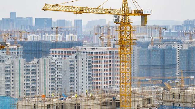 大陆内需消费受房市拖累低迷不振，17日人行连续祭出重磅级政策救房市。图／中新社