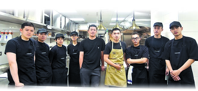 台北寒舍艾美酒店新餐厅〈TIPSY Sparrow〉，是米其林一星〈Impromptu by Paul Lee〉主厨李皞（左五）担任厨艺总监，邱奕承（右四）任餐厅主厨。图／姚舜