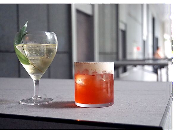 台北寒舍艾美酒店新餐厅〈TIPSY Sparrow〉规画有一「街边式半露天酒吧区」。图／姚舜