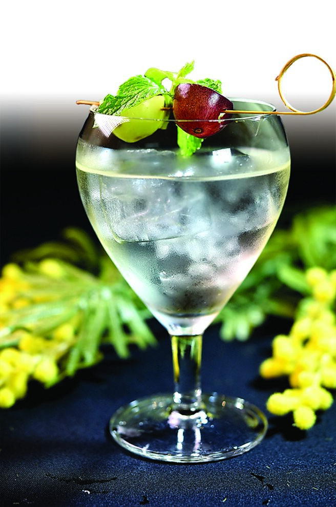 〈松仁路微醺麻雀〉为清爽顺口的芳香系调酒，使用琴酒作为主要基底，入口可以感受到白葡萄的甜味，接着是芦荟汁的甘甜口感，还带有一点芦笋汁草本风味，最后以桂花香韵作结尾。图／姚舜