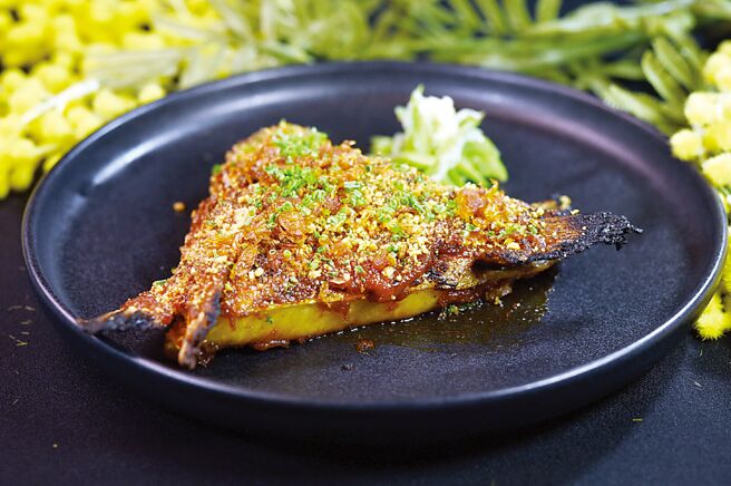 〈炭烤烟熏青甘鱼下巴．参巴酱．四季豆〉的鱼下巴先烟熏再炭烤，涂上参巴酱、撒上炸红葱头酥和蒜酥提味。图／姚舜