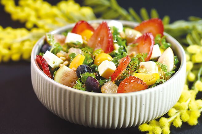 〈羽衣甘蓝．草莓．无花果．薰衣草油醋〉的口感与风味，与其形色一样缤纷且层次丰富。图／姚舜