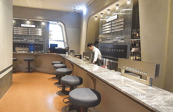 〈TIPSY Sparrow〉规画有酒吧区，并请到冠军调酒师余瀚为独家设计八款特色调酒。图／姚舜