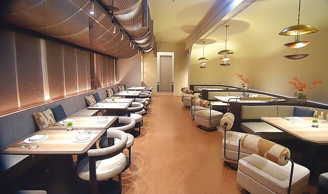 台北寒舍艾美酒店新餐厅〈TIPSY Sparrow〉占地91坪，共有64个座位。图／姚舜