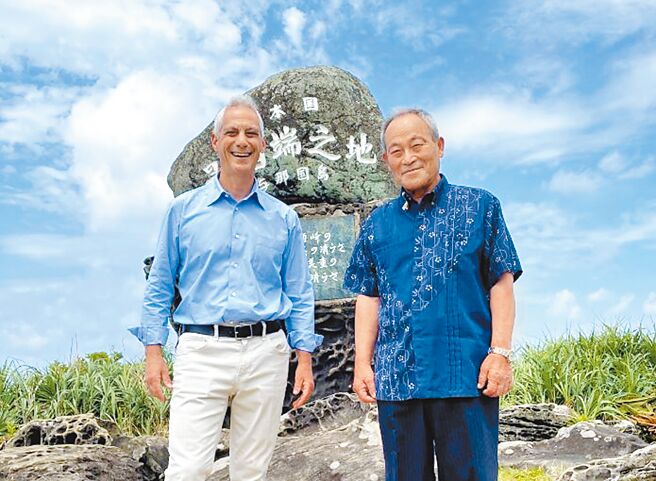 美國駐日本大使易曼紐（左）17日上午訪問日本最西端的沖繩縣與那國島，眺望台灣。右為與那國町長糸數健一。（摘自美國駐日本大使易曼紐社群媒體X）
