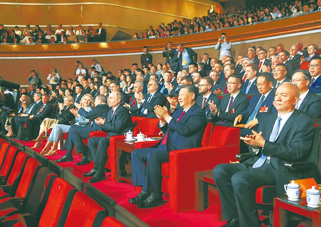 俄罗斯总统普丁16、17日国是访问中国，首日习普小范围会晤时，谈及乌克兰，中国国家主席习近平称新型安全架构为根本解方。图为习普两人17日共同出席「中俄文化年」开幕式暨庆祝中俄建交75周年专场音乐会。（新华社）