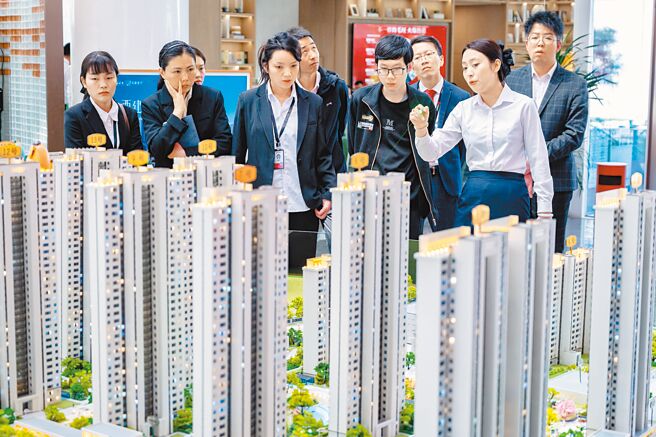 中共中央政治局委員、大陸國務院副總理何立峰公開喊話，強調打好商品住房爛尾風險處置攻堅戰。圖為山西太原某建案展示廳。（中新社）