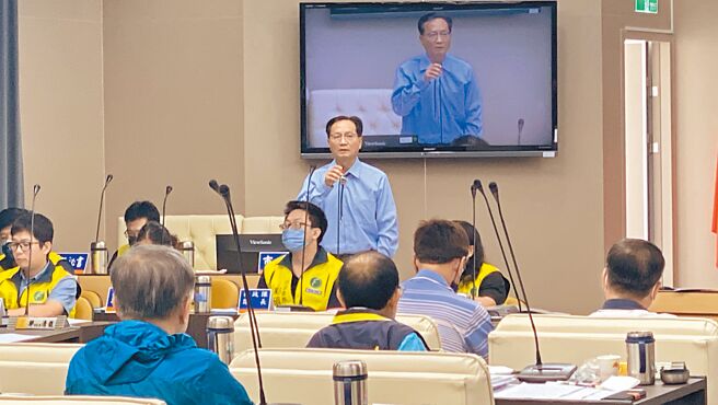 彰化市长林世贤（中）17日在市民代表会定期会表示，彰化市目前只有殡仪馆后方第1公墓已迁葬完成，适合规画生命园区的就是第1公墓。（孙英哲摄）