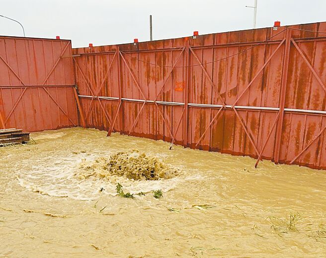 台電16日晚間在高雄市仁武區仁林路一處工地內施工時，不慎挖破地下直徑200公分的自來水管，現場湧出大量黃色泥水。（民眾提供／林雅惠高雄傳真）