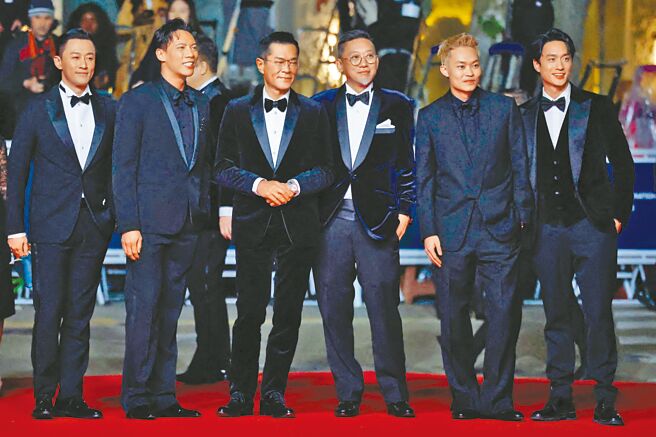 《九龙城寨之围城》的林峯（左起）、张文杰、古天乐、郑保瑞、胡子彤、刘俊谦于坎城影展红毯合影。（路透）
