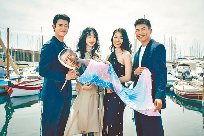 吴慷仁（左起）、刘主平、梁湘华、柯炜林携导演杨雅喆抱枕游坎城。（台北双喜电影提供）