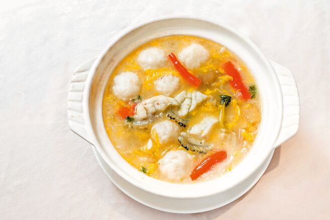 「酸辣龍膽石斑海鮮鍋」堪稱酸辣魚的豪華升級版。（石智中攝）