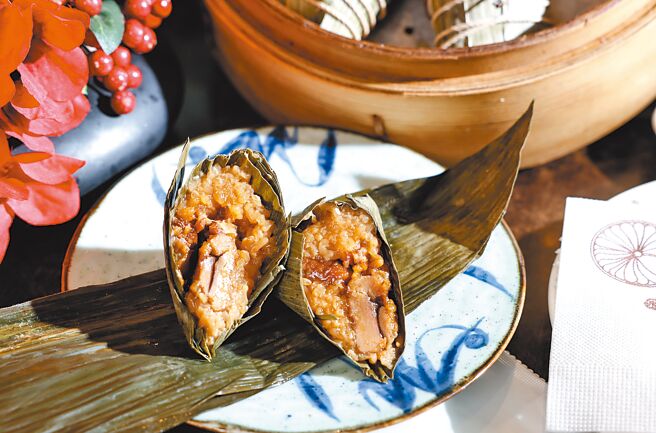 點水樓「干貝栗子湖州粽」，一次可品嘗海陸食材的鮮美珍味，單顆100克185元。（陳俊吉攝）