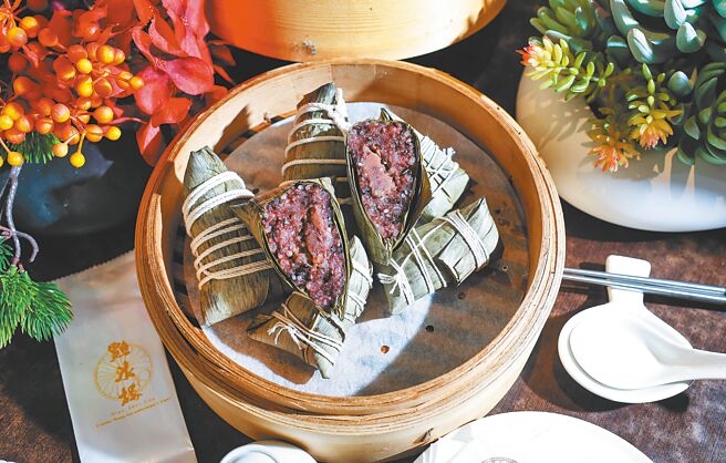 點水樓的「紫米豆沙湖州粽」單顆100克100元，迷你款單顆55克75元。（陳俊吉攝）