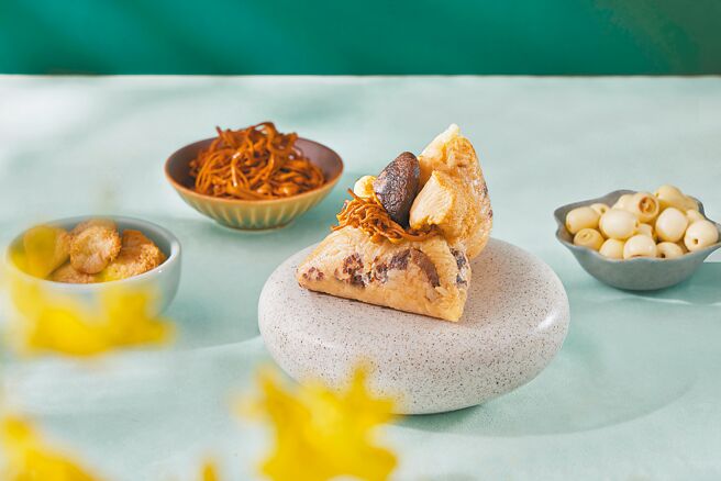 「養生蟲草藜麥粽」高纖紅藜麥與糯米包入珍貴的黃金蟲草、蓮子、猴頭菇等養生食材，健康美味。（寒舍集團提供）