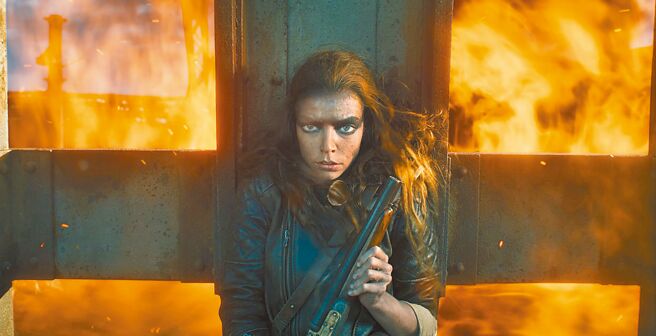 安雅泰勒喬伊在電影《芙莉歐莎：瘋狂麥斯傳奇篇章》中騎車、打架樣樣來。（華納兄弟提供）