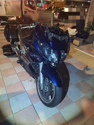 大型重機左轉遇直行機車  3人瞬間彈飛受傷送醫