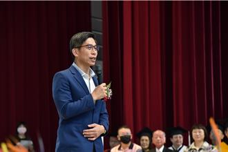 擒抱撲倒陳菁徽後出席屏東大學畢典 鍾佳濱「這樣期勉」畢業生