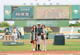 中职》「千胜教头」庆祝仪式太座惊喜现身 又让洪总红了眼眶