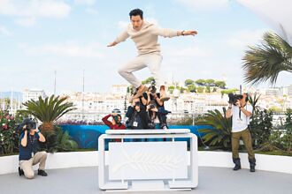 艾瑪史東重返坎城 深V戰袍豔壓群星