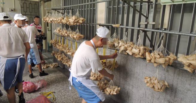 苗栗看守所的收容人们每到端午节前就开始张罗配料，包出料多味美的招牌客家粽。（图／报系资料库）